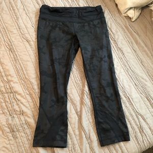 lululemon athletica Pants - Camo Lululemon Run Crop (6) lululemon athletica Pants - Camo Lululemon Run Crop (6)